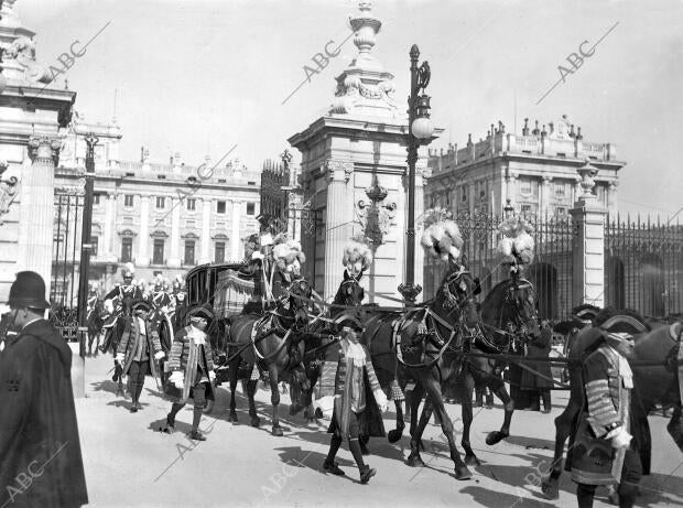 Los Carruajes de la real casa en que Fue A palacio la Embajada, al salir de la...