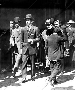 Los Reyes en Sevilla: S. M. el Rey D. Alfonso Xiii en la calle de las Sierpes...