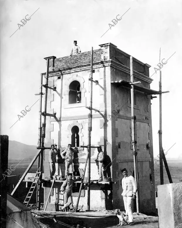 Torre de telegrafía Óptica que se Construye actualmente en la posición Española...