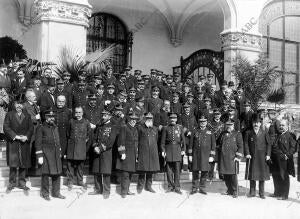 visita de los Jefes y Oficiales de la escuadra Española al palacio Municipal