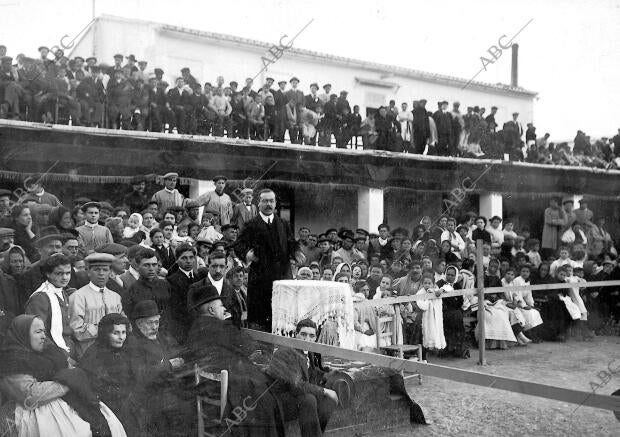 La fiesta de los Salesianos en Valencia: el patio del colegio durante la Velada