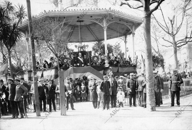 Las Autoridades Presenciando el desfile después de la Ceremonia