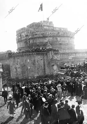 Las Fiestas del cincuentenario de Italia: los Reyes Víctor Manuel Iii y Elena,...