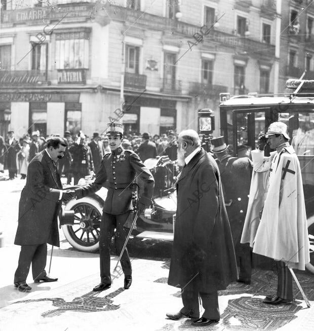 El Rey de la iglesia de Calatravas: don Alfonso Xiii Llegando al templo de la...