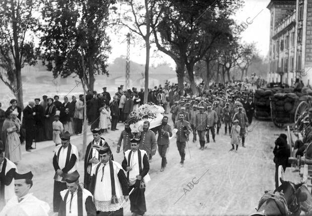 Entierro del sargento Arocas, del regimiento de Alcántara, Asesinado por el...