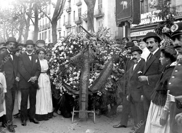 Corona enviada desde Barcelona por el Centro Madrileño de aquella capital para...