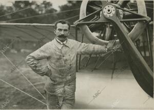 El aviador Luís Émile Train posa junto a su aparato
