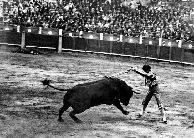 Ricardo Torres (Bombita) Poniendo un par de Banderillas