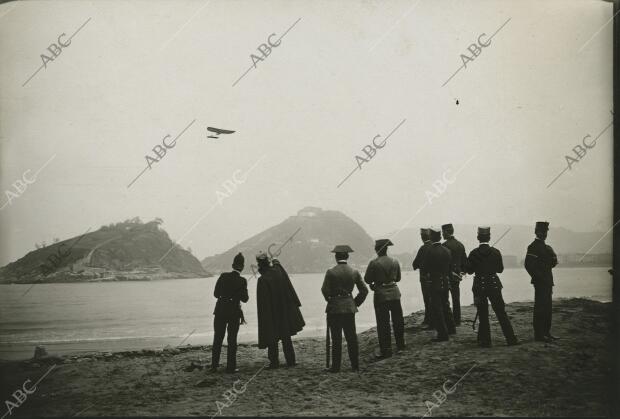 El aviador Vedrines pasando por encima de la Isla de Santa Clara