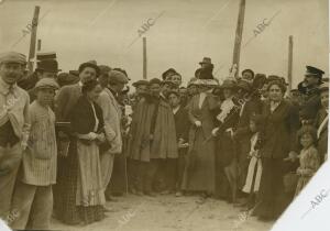 En la foto un grupo de Personas Esperando la Llegada