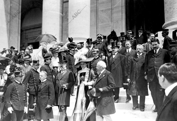 Los Reyes de Italia Saliendo de inaugurar el pabellón español de la exposición...