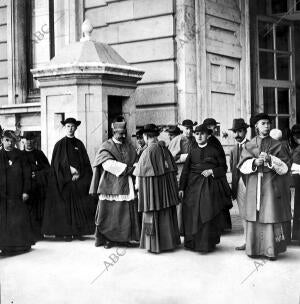 Los Prelados y Representaciones del clero catedral Regular, colegial y Secular,...