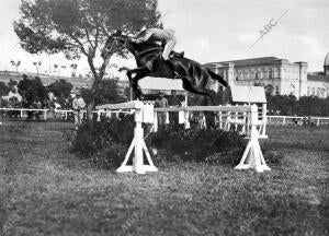 El caballo sultana de Don Manuel Romero de Tejada saltando la ría entre barras