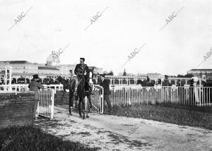 D. Manuel Rivera, que Gano ayer la carrera militar de Vallas con el Caballo...