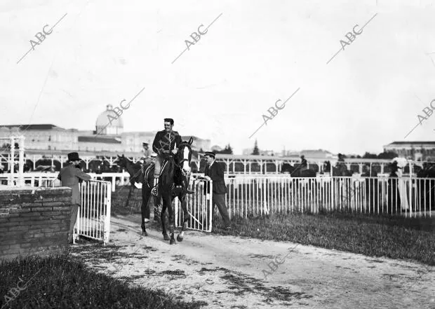 D. Manuel Rivera, que Gano ayer la carrera militar de Vallas con el Caballo...