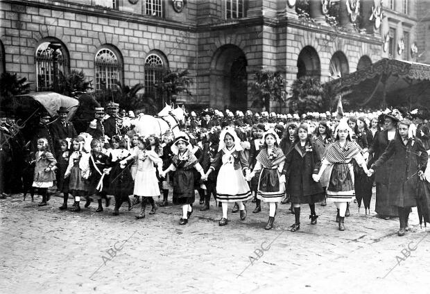 Desfile de las Escuelas de Rouen ente el presidente de la Republica Francesa, M...