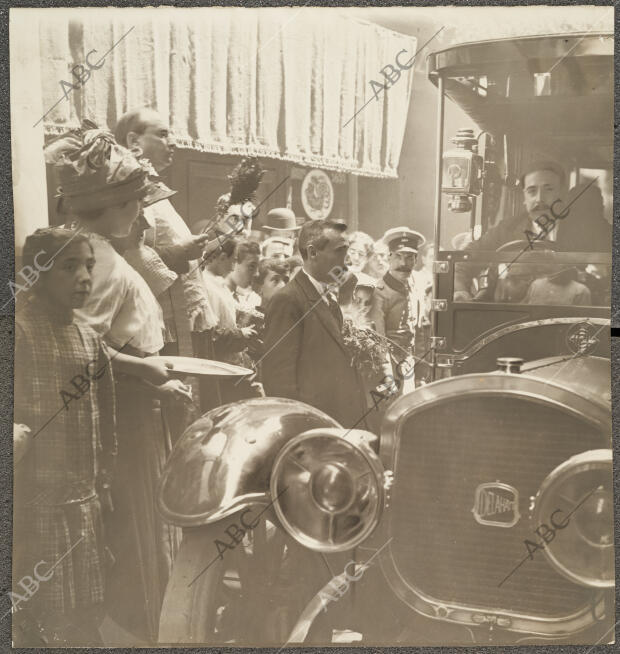 Solemne momento de la bendición de automóviles en la capilla de San Cristóbal,...