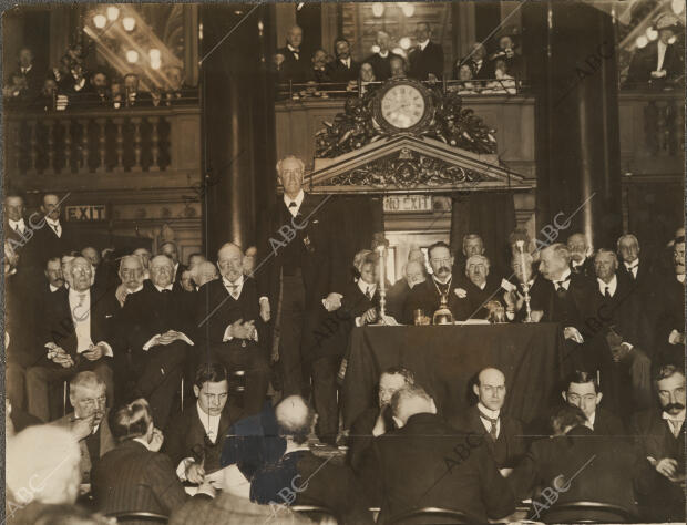 Mr. Balfour Pronunciando ante la asamblea mercantil un discurso contra la...