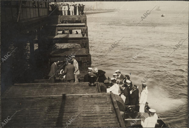 D. Alfonso Xiii (X) al desembarcar en el muelle Saludando al presidente de la...