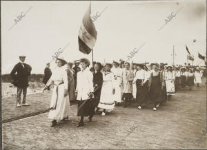 Muchachas del regimiento de Rosku Pertenecientes A la compañía Negro, Blanco,...