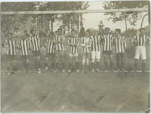 Equipo de fútbol del Club Deportivo Español, que luchó con el equipo del...