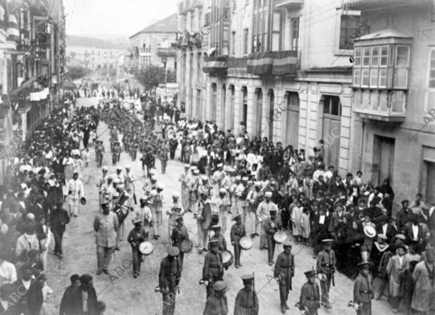 El batallón infantil de Cazadores de Torrelavega Desfilando con motivo de los...