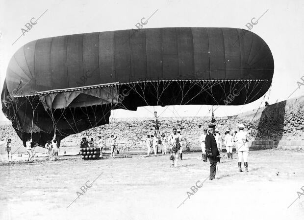 El globo cautivo "Princesa de Asturias" del parque aerostático en el momento de...