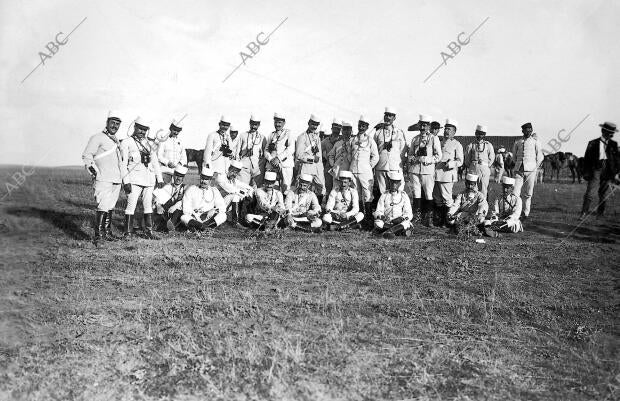 Grupo de oficiales del Regimiento de Artillería que dirigen las