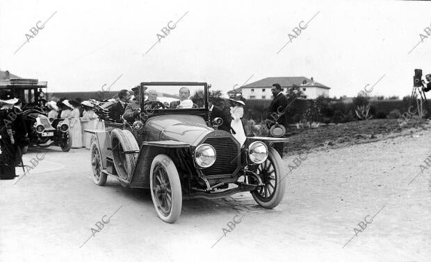 Alfonso XIII al llegar en un automóvil Peugeot a la finca del Sr. Chávarri