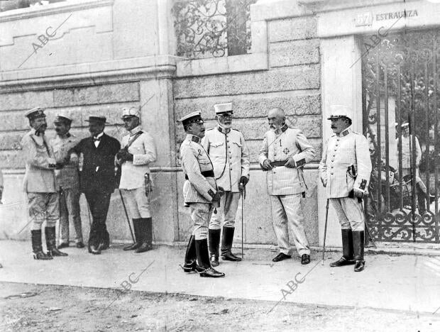 Bilbao en estado de sitio los Generales Aguilar (1) Conferenciando con el...