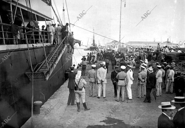 Embarque de Tropas para Melilla el regimiento de Alcántara Embarcando en el...
