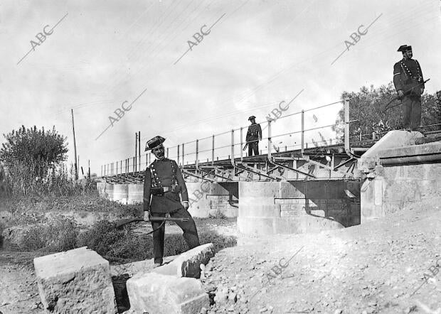 Puente de la Carrasca, situado en el camino de Catarroja, cuya destrucción...