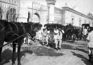 Zoco Fondak momento de sacar del hospital de sangre los Cadáveres del coronel...