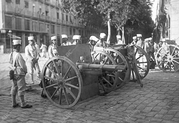 La huelga en Valencia una batería de Cañones Schneider Emplazada en la calle de...
