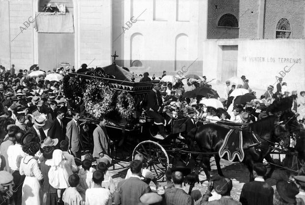 Entierro de minuto chico en Alicante salida de la fúnebre comitiva de la plaza...