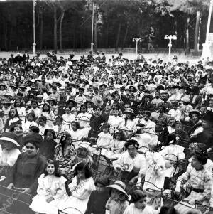 Festival en el retiro Niños de las Escuelas Municipales Presenciando la función...