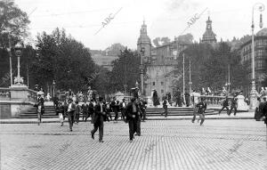 La huelga en Bilbao los Soldados Dando una carga A los Huelguistas en el Arenal