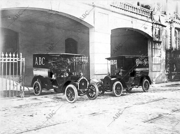 Los Coches Automóviles de blanco y negro y Abc que Transportaban los Ejemplares...