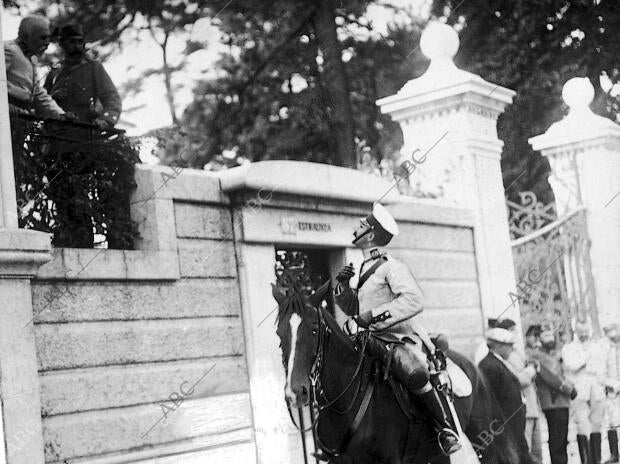 El capitán general Dando Ordenes A un oficial para la salida de los Tranvías