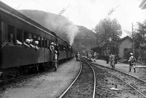 Un tren de la línea de las Arenas, Custodiado por la Tropa, A su paso por el...