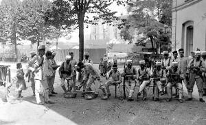 Las Tropas durante la huelga de Bilbao Fuerzas de infantería Comiendo el rancho...