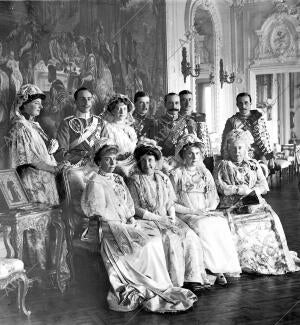 la familia real en el salón del palacio de los Infantes D. Fernando y de Dña