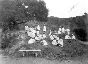 En la imagen, un descanso de las alumnas en la ascensión a los montes