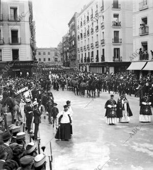 Aspecto de la calle de Arrieta al paso de la fúnebre Comitiva