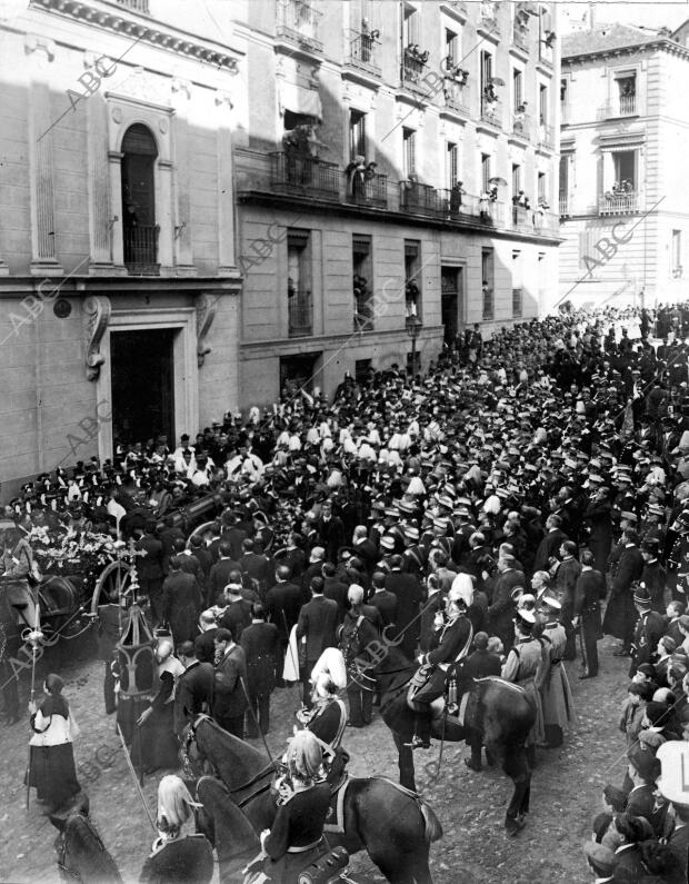 Momento de emprender la Marcha, fúnebre comitiva desde el domicilio oficial del...