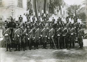 Jefes y oficiales del nuevo Regimiento de Cazadores de Victoria Eugenia, con el...