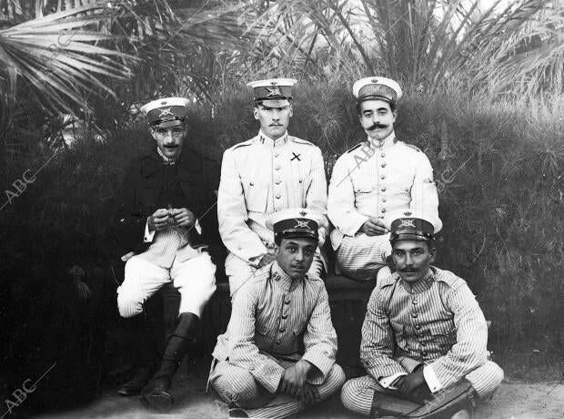 El infante don Alfonso de Orleans en el parque de Melilla