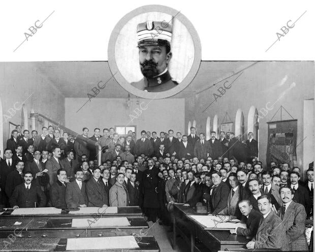 El ministro de instrucción Publica don Amalio Gimeno acompañado del claustro de...