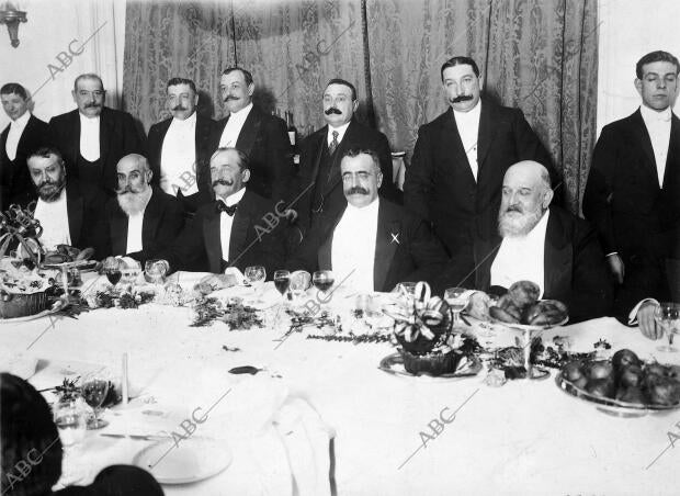 El presidente del consejo de Ministros, Sr. Canalejas (X), en la mesa...