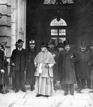 El obispo de Almería , con los Comisionados al salir del Palacio, después de...